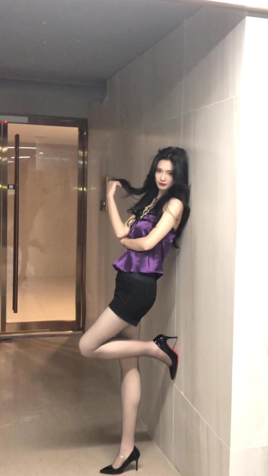 黑丝大长腿！美女登密盼盼这一身穿搭也太诱惑了吧#美丽坏女人~